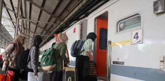 Penumpang menaiki Kereta Api saat arus balik mudik lebaran di stasiun Jombang, Selasa (16/4/2024). IM.com/Karimatul Maslahah/