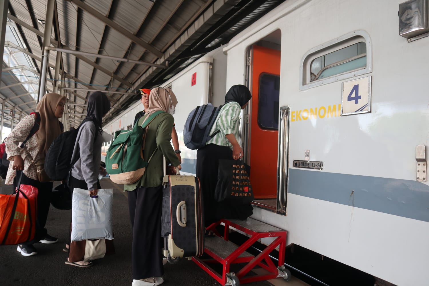 Penumpang menaiki Kereta Api saat arus balik mudik lebaran di stasiun Jombang, Selasa (16/4/2024). IM.com/Karimatul Maslahah/