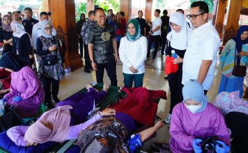 Pj Wali Kota Mojokerto, Moh Ali Kuncoro (kanan) didampingi Sekda Gaguk dan Ketua PMI Kota Mojokerto, Ika Puspitasari (tengah) meninjau donor darah yang diikuti ASN. IM.com/uyo/