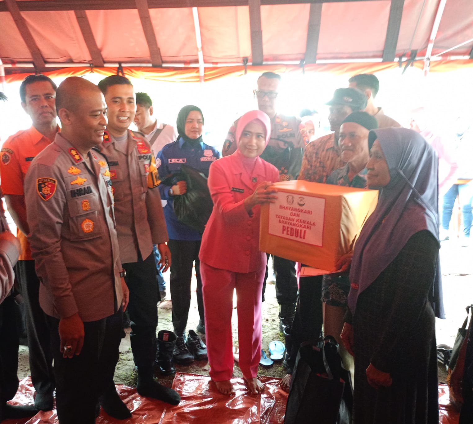 Penyerahan bantuan Polres Mojokerto secara simbolis kepada warga terdampak tebing longsor. IM.com/Tyan/ Penyerahan bantuan Polres Mojokerto secara simbolis kepada warga terdampak tebing longsor. IM.com/Tyan/