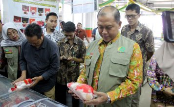 Temuan Makanan Kedaluwarsa di Toko Ritel Modern Jombang Dibawa BPOM, Bakal Ditindaklanjuti Pj Bupati Jombang, Sugiat (kanan) melihat tanggal kadaluarsa makanan beku di Afco ritel Tambakrejo, saat sidak, Jumat (5/4/2024). InilahMojokerto.com/Karimatul Maslahah/