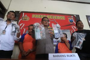 Kapolsek Jombang, AKP Soesilo (tengah) menunjukkan barang bukti pencurian handphone, Senin (13/5/2024). IM.com/Karimatul Maslahah/