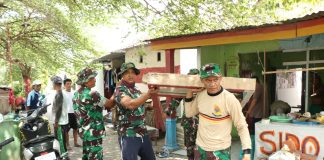 Bedah rumah warga miskin di Desa Penambangan, Kecamatan Balongbendo, Sidoarjo saat TMMD ke 120. IM.com/YG/