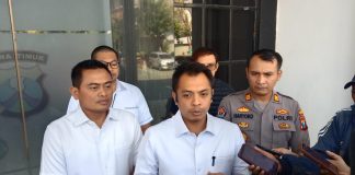 Kasat Reskrim Polrestabes Surabaya AKBP Hendro Sukmono (tengah) saat dikonfirmasi awak media. IM.com/Addy/