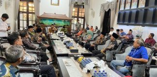 Plt Bupati Sidoarjo Subandi saat menggelar pertemuan dengan parpol. IM.com/YG/