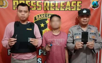 3 Pengedar Narkoba di Jombang Digulung Polisi, Amankan Ratusan Pil Koplo dan Sabu Siap Edar Salah seorang pengedar narkoba yang dibekuk anggota polsek Peterongan Jombang. IM.com/Karimatul Maslahah/