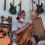 Muhammad Andik Gunawan melakukan proses finishing gitar elektrik di Dusun Ngundo, Desa Candimulyo, Kecamatan/Kabupaten Jombang. IM.com/Karimatul Maslahah/