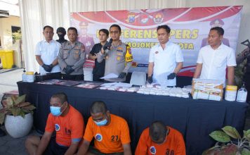 Polresta Mojokerto Bekuk Jaringan Pengedar Narkoba, 3 Orang Diamankan Kapolresta Mojokerto, AKBP Daniel S. Marunduri (tengah) menunjukkan barang bukti dan tersangka penyalahgunaan narkoba. IM.com/Rik/