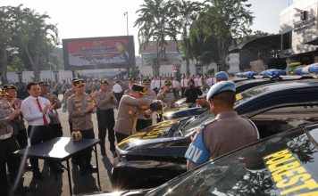 Tingkatkan Pelayanan, Kapolrestabes Surabaya Serahkan Mobil dan Laptop Suasana Apel Penyerahan Mobil dan Laptop di Lapangan A Mapolrestabes Surabaya, Kamis (16/5/2024). IM.com/Addy/