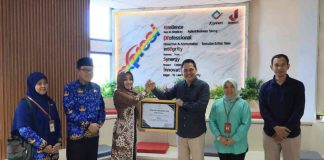 Bupati Mojokerto Ikfina Fahmawati memberikan penghargaan kepada Bank Jatim cabang Mojokerto.