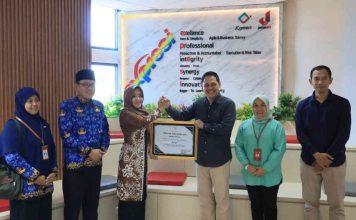 Peduli UMKM di Mojokerto, Bupati Ikfina Beri Penghargaan Bank Jatim Bupati Mojokerto Ikfina Fahmawati memberikan penghargaan kepada Bank Jatim cabang Mojokerto.
