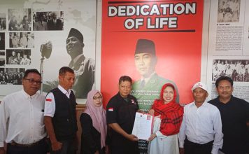 Kader PDIP anggota DPRD Provinsi Jawa Timur, Rachmawati Peni Sutantri (kedua kanan) menyerahkan berkas pendaftaran bakal calon Wali Kota Mojokerto 2024 di DPC PDIP, Minggu (29/5/2024).