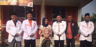 Petahana Ika Puspitasari (tengah) usai mendaftar sebagai bakal calon Wali Kota Mojokerto di DPD PKS, Minggu (19/5/2024). IM.com/Erik/