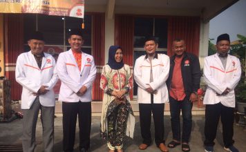 Petahana Ika Puspitasari (tengah) usai mendaftar sebagai bakal calon Wali Kota Mojokerto di DPD PKS, Minggu (19/5/2024). IM.com/Erik/