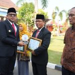 Pj Wali Kota Mojokerto, Moh Ali Kuncoro (kiri) memberikan penghargaan saat upacara Harkitnas, Senin (20/5/2024). IM.com/Prayogi Waluyo/