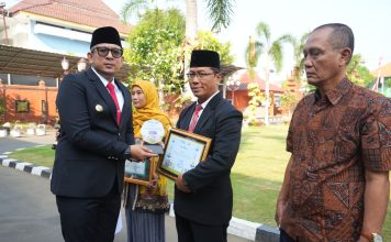 Pj Wali Kota Mojokerto, Moh Ali Kuncoro (kiri) memberikan penghargaan saat upacara Harkitnas, Senin (20/5/2024). IM.com/Prayogi Waluyo/