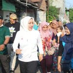 Bupati Mojokerto Ikfina Fahmawati jalan sehat bersama warga saat bula giling PG Gempolkerep, Minggu (19/5/2024). IM.com/Prayogi Waluyo/