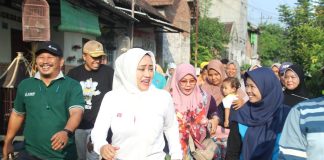 Bupati Mojokerto Ikfina Fahmawati jalan sehat bersama warga saat bula giling PG Gempolkerep, Minggu (19/5/2024). IM.com/Prayogi Waluyo/