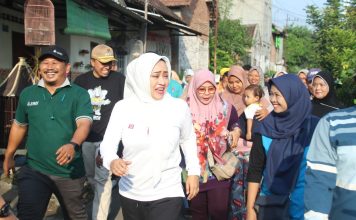 Bupati Mojokerto Ikfina Fahmawati jalan sehat bersama warga saat bula giling PG Gempolkerep, Minggu (19/5/2024). IM.com/Prayogi Waluyo/