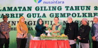 Bupati Mojokerto, Ikfina Fahmawati (ketiga kiri) dan Direktur Utama PT Sinergi Gula Nusantara (SGN) Aris Taharisman (ketiga kanan) saat acara syukuran sebelum buka giling di PG Gempolkerep Mojokerto.