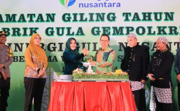 Bupati Mojokerto, Ikfina Fahmawati (ketiga kiri) dan Direktur Utama PT Sinergi Gula Nusantara (SGN) Aris Taharisman (ketiga kanan) saat acara syukuran sebelum buka giling di PG Gempolkerep Mojokerto.