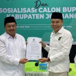 Ketua DPC PKB Jombang, Hadi Atmaji memberikan surat rekomendasi untuk maju sebagai bakal calon bupati kepada Warsubi (kedua kiri). IM.com/Istimewa/