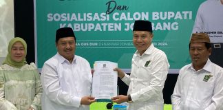 Ketua DPC PKB Jombang, Hadi Atmaji memberikan surat rekomendasi untuk maju sebagai bakal calon bupati kepada Warsubi (kedua kiri). IM.com/Istimewa/