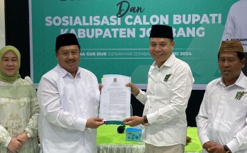 Jalan Mulus Kades di Jombang Maju Pilbup, Jadi Satu-satunya yang Kantongi Rekomendasi Ketua DPC PKB Jombang, Hadi Atmaji memberikan surat rekomendasi untuk maju sebagai bakal calon bupati kepada Warsubi (kedua kiri). IM.com/Istimewa/