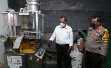 Polisi saat menunjukkan alat yang digunakan untuk membuat narkova di Surabaya. IM.com/Addy/