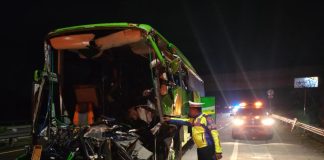 Bus pariwisata Bimorio yang membawa rombongan SMP PGRI Wonosari Malang kecelakaan di tol Jombang-Mojokerto, Selasa (21/5/2024) malam. IM.com/Istimewa/