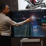 Kasatlantas Polres Jombang AKP Nur Arifin (kiri) melihat hasil TAA. IM.com/Karimatul Maslahah/