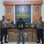 Penjual miras saat diamankan polres Jombang. IM.com/Istimewa/