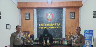 Penjual miras saat diamankan polres Jombang. IM.com/Istimewa/