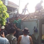 Pj Wali Kota Mojokerto, M Ali Kuncoro ikut gotong-royong memperbaiki atap rumah warga di Kelurahan Balongsari, Minggu (26/5/2024). IM.com/Erik/