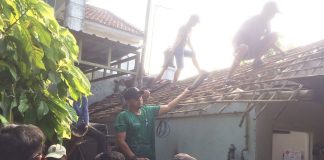 Pj Wali Kota Mojokerto, M Ali Kuncoro ikut gotong-royong memperbaiki atap rumah warga di Kelurahan Balongsari, Minggu (26/5/2024). IM.com/Erik/