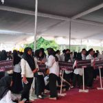 Suasana pelantikan PPS Pilkada 2024 di halaman kantor KPU Kabupaten Jombang. IM.com/Karimatul Maslahah/