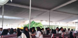 Suasana pelantikan PPS Pilkada 2024 di halaman kantor KPU Kabupaten Jombang. IM.com/Karimatul Maslahah/