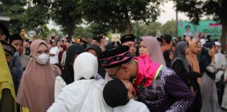 CJH asal Kabupaten Jombang sebelum diberangkatkan ke asrama haji Sukolilo Surabaya, Senin (27/5/2024). IM.com/Karimatul Maslahah/