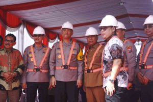 Kapolda Jatim, Irjen Pol Imam Sugianto (tengah), didampingi Pj Bupati Sugiat (kedua kanan) saat groundbreaking pembangunan rumah sakit (RS) Bhayangkara Jombang, Jawa Timur, Selasa (28/5/2024). IM.com/Rif/