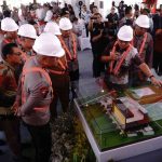 Kapolda Jatim, Irjen Pol Imam Sugianto (kiri) saat groundbreaking pembangunan rumah sakit (RS) Bhayangkara Jombang, Jawa Timur, Selasa (28/5/2024). IM.com/Rif/