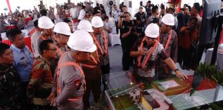 Kapolda Jatim, Irjen Pol Imam Sugianto (kiri) saat groundbreaking pembangunan rumah sakit (RS) Bhayangkara Jombang, Jawa Timur, Selasa (28/5/2024). IM.com/Rif/