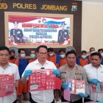 Kasat Resnarkoba Polres Jombang, AKP Ahmad Yani (kedua kiri) menunjukkan barang bukti narkoba, Rabu (29/5/2024). IM.com/Karimatul Maslahah/