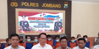 Kasat Resnarkoba Polres Jombang, AKP Ahmad Yani (kedua kiri) menunjukkan barang bukti narkoba, Rabu (29/5/2024). IM.com/Karimatul Maslahah/