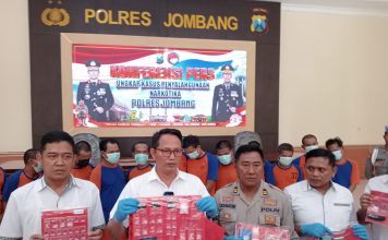 Kasat Resnarkoba Polres Jombang, AKP Ahmad Yani (kedua kiri) menunjukkan barang bukti narkoba, Rabu (29/5/2024). IM.com/Karimatul Maslahah/
