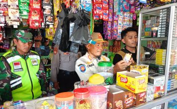 Marak Perdagangan Rokok Ilegal, Satpol PP Kota Mojokerto Gandeng Bea Cukai Lakukan Razia Razia rokok ilegal di Kota Mojokerto, Rabu (29/5/2024). IM.com/Tyan/