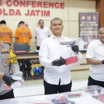 Kedua pelaku penembakan saat press rilis di Mapolda Jatim. IM.com/Addy/