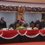 Bupati Ikfina Beri Jawaban Pandangan Umum Fraksi DPRD Mojokerto Atas Tiga Raperda Bupati Mojokerto Ikfina Fahmawati memberikan jawaban atas pandangan umum fraksi terkait tiga Raperda di DPRD Mojokerto.