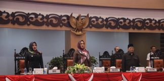 Bupati Mojokerto Ikfina Fahmawati memberikan jawaban atas pandangan umum fraksi terkait tiga Raperda di DPRD Mojokerto.