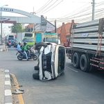 Kondisi mobil Avanza terguling usai menabrak 2 pengendara motor di Jalan Raya Brangkal, Sooko, Mojokerto, Kamis (30/5/2024). IM.com/Tyan/