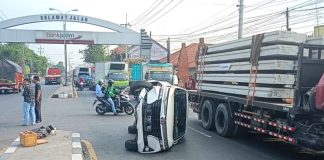 Kondisi mobil Avanza terguling usai menabrak 2 pengendara motor di Jalan Raya Brangkal, Sooko, Mojokerto, Kamis (30/5/2024). IM.com/Tyan/